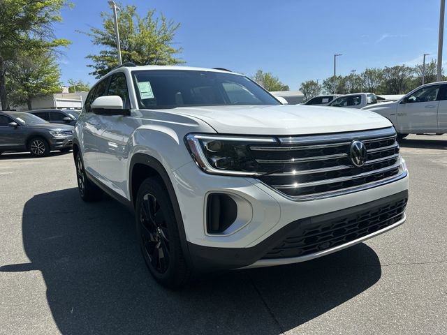 Used 2025 Volkswagen Atlas SE w/ Black Wheel Package FWD image 7