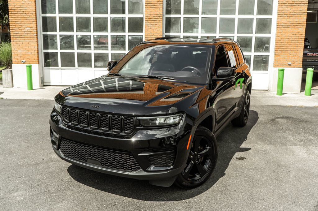 Used 2023 Jeep Grand Cherokee Altitude AWD/4WD image 2