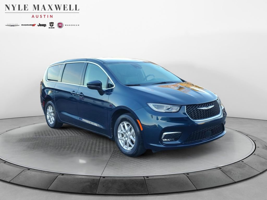 Used 2023 Chrysler Pacifica Touring-L image 2