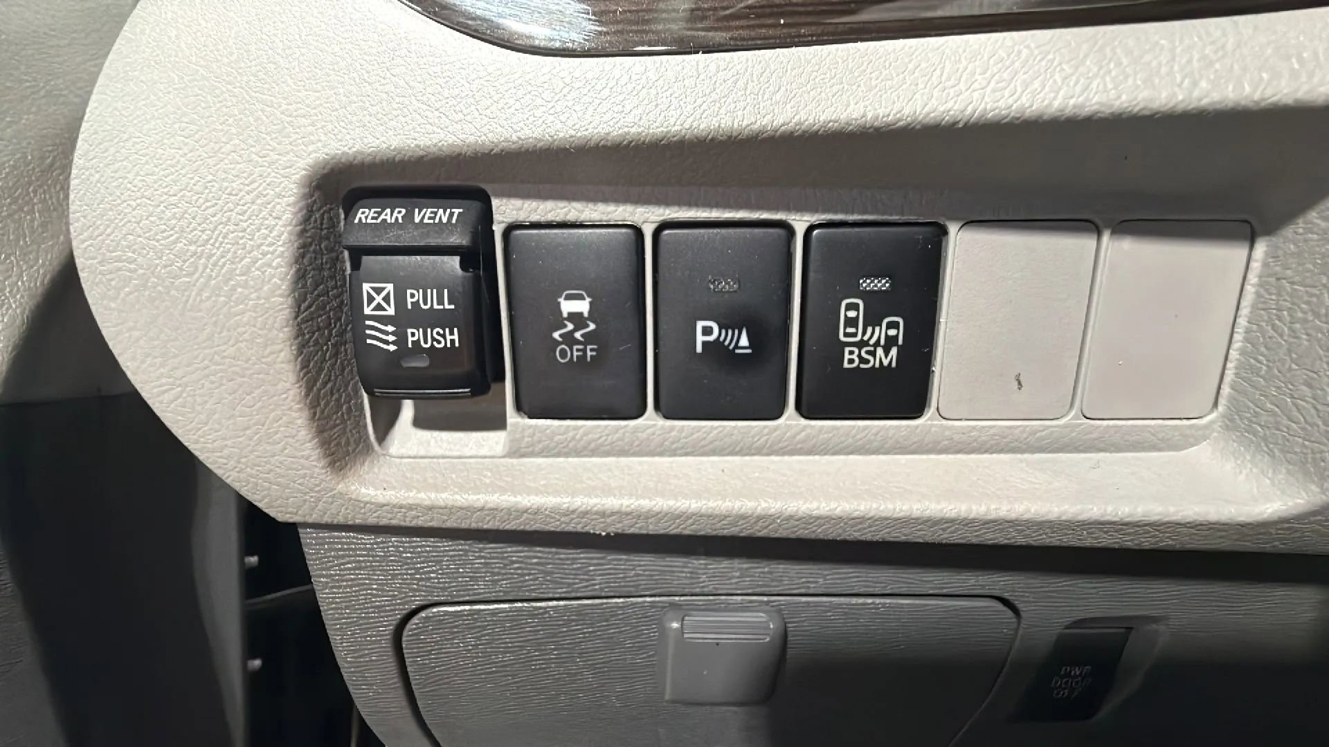 Used 2017 Toyota Sienna XLE w/ XLE Navigation Package FWD image 29