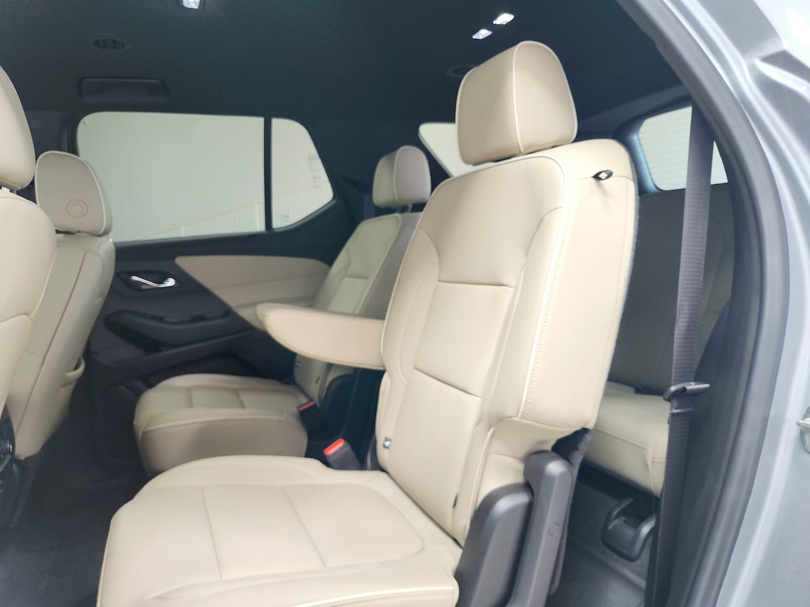 Used 2023 Chevrolet Traverse Premier FWD image 11