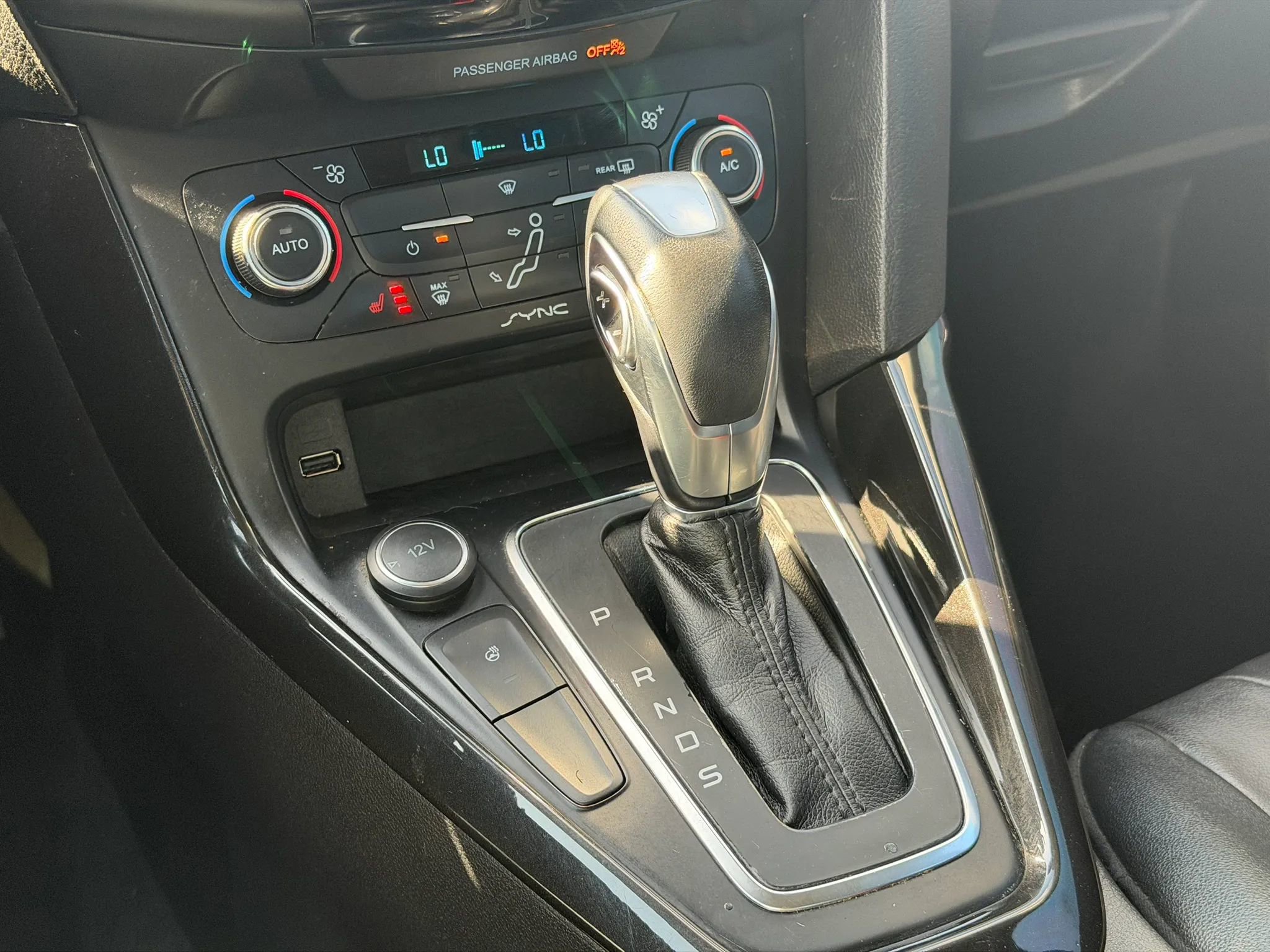 Used 2017 Ford Focus Titanium w/ Titanium Technology Package FWD image 28