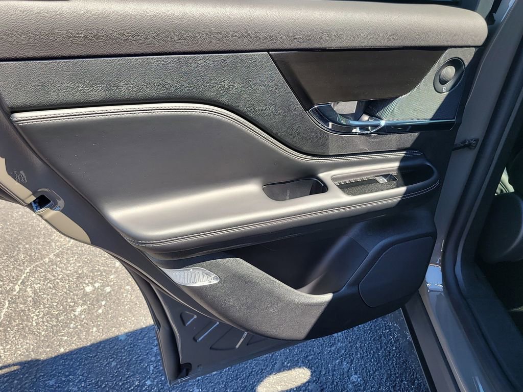 Used 2025 Lincoln Corsair Reserve w/ Equipment Group 202A image 9