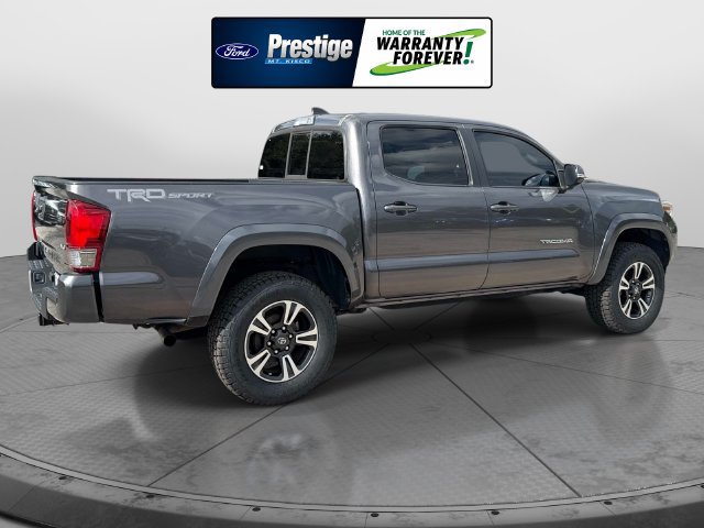 Used 2016 Toyota Tacoma TRD Sport w/ Towing Package RWD image 4