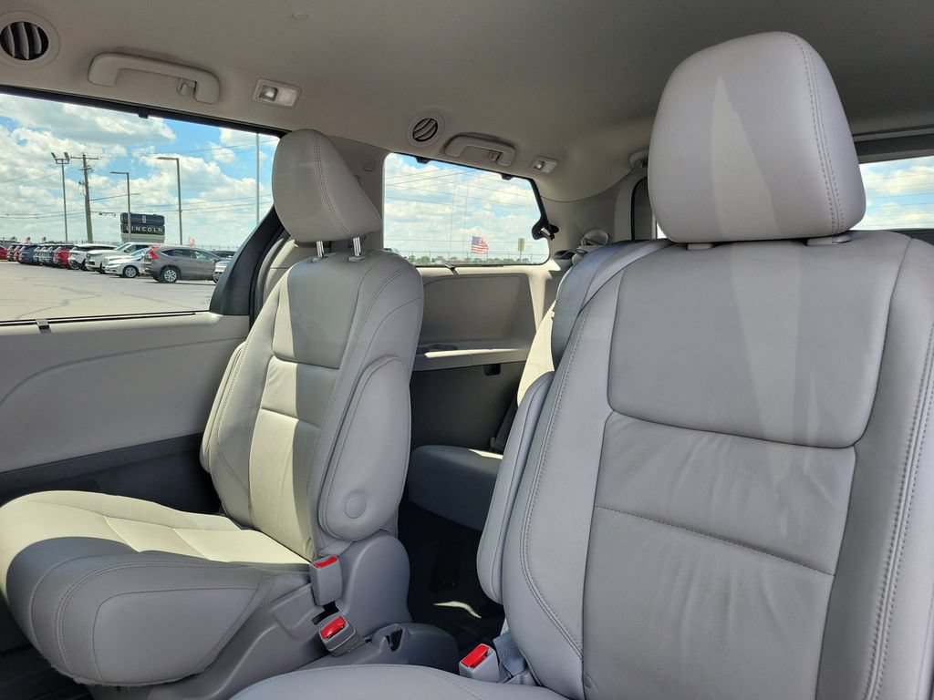 Used 2019 Toyota Sienna XLE w/ XLE Navigation Package FWD image 15