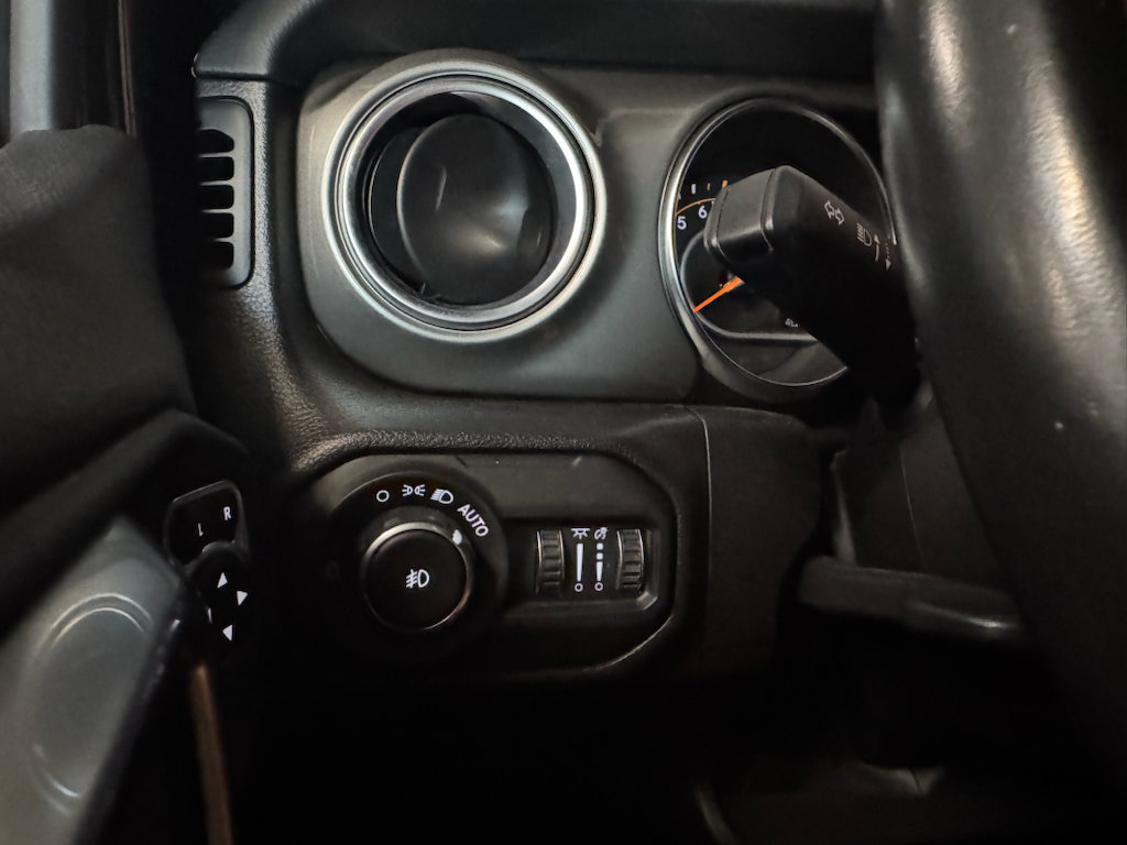 Used 2022 Jeep Wrangler Unlimited Sahara AWD/4WD image 16