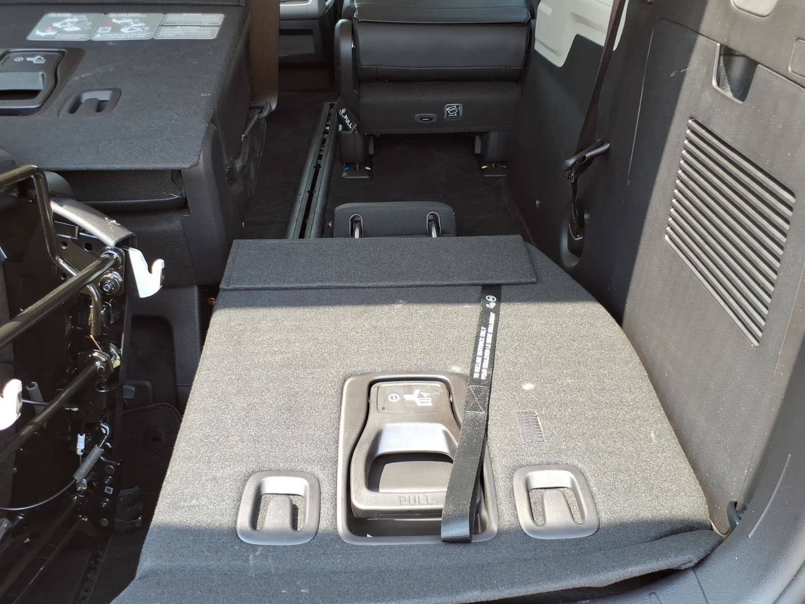 Used 2024 Kia Carnival EX FWD image 32