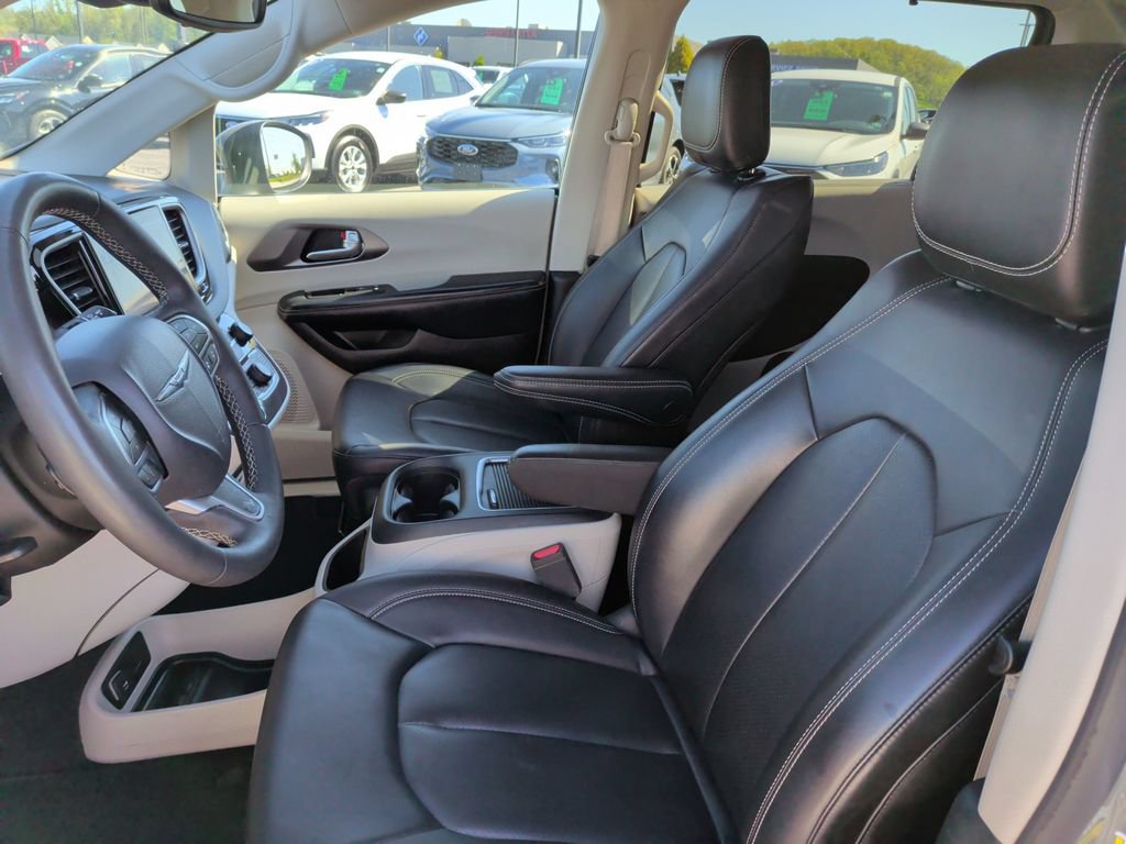 Used 2023 Chrysler Pacifica Touring-L FWD video 4