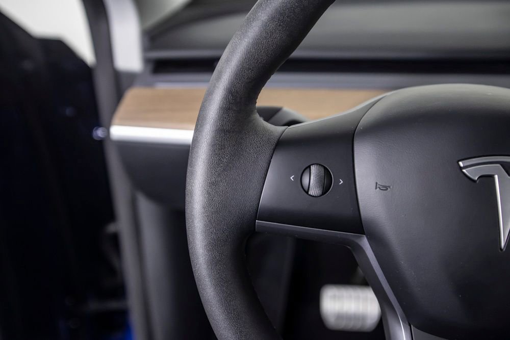 Used 2025 Tesla Model Y Performance image 45