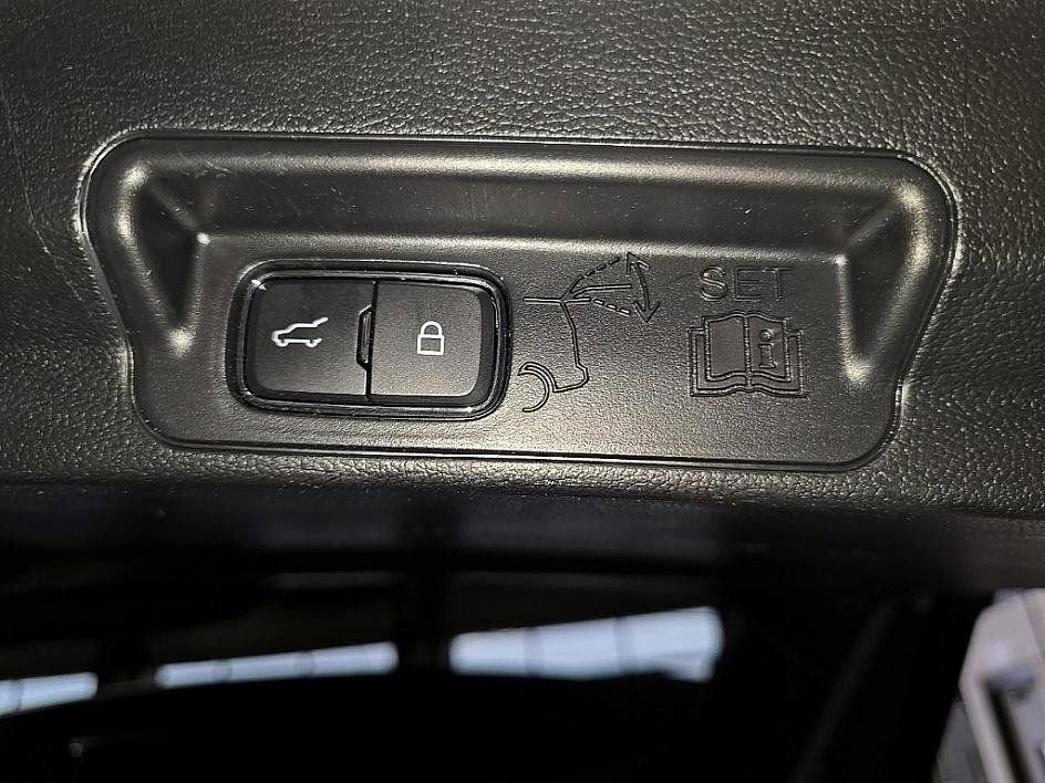 Used 2022 Ford Explorer XLT w/ Equipment Group 202A image 28