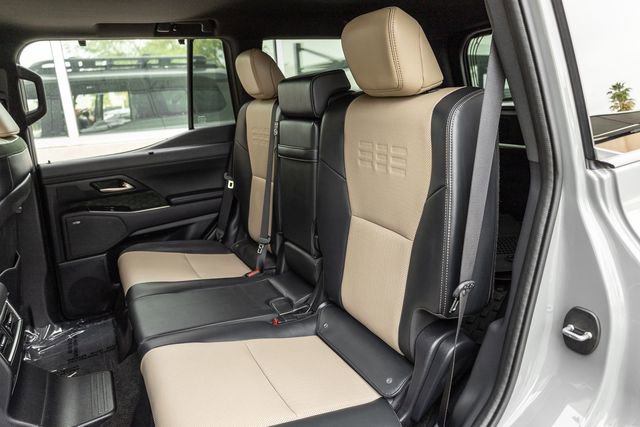 Used 2025 Lexus GX 550 w/ Accessory Package (32) AWD/4WD image 12