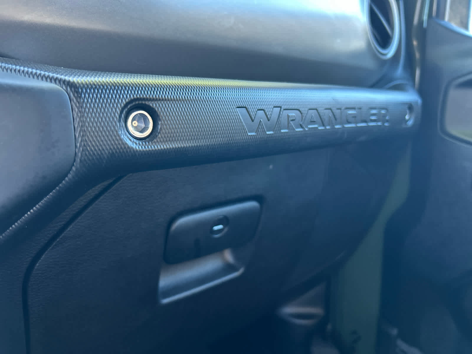 Used 2023 Jeep Wrangler Unlimited w/ Sun & Screen Package image 30