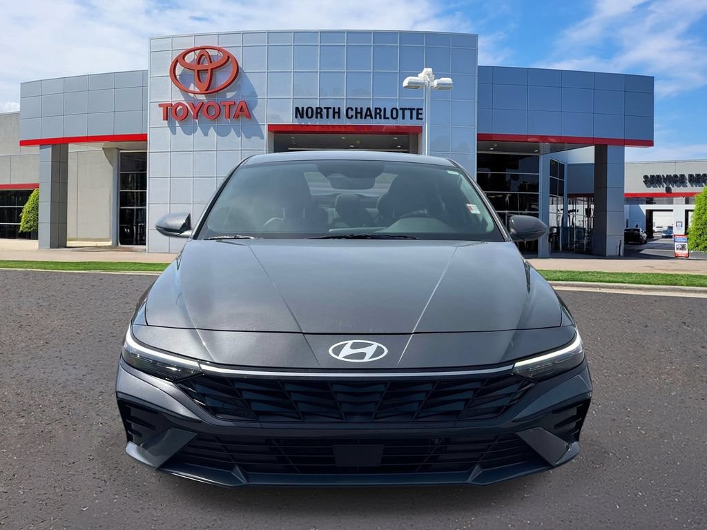 Used 2025 Hyundai Elantra Limited FWD image 3