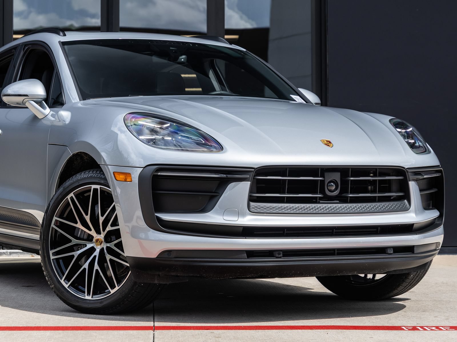Certified 2026 Porsche Macan AWD/4WD image 9