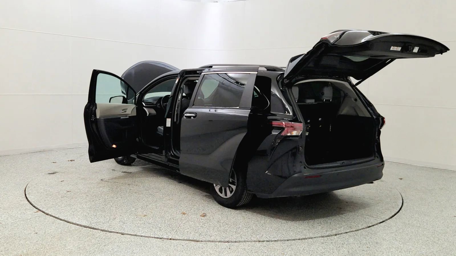 Used 2024 Toyota Sienna XLE image 11