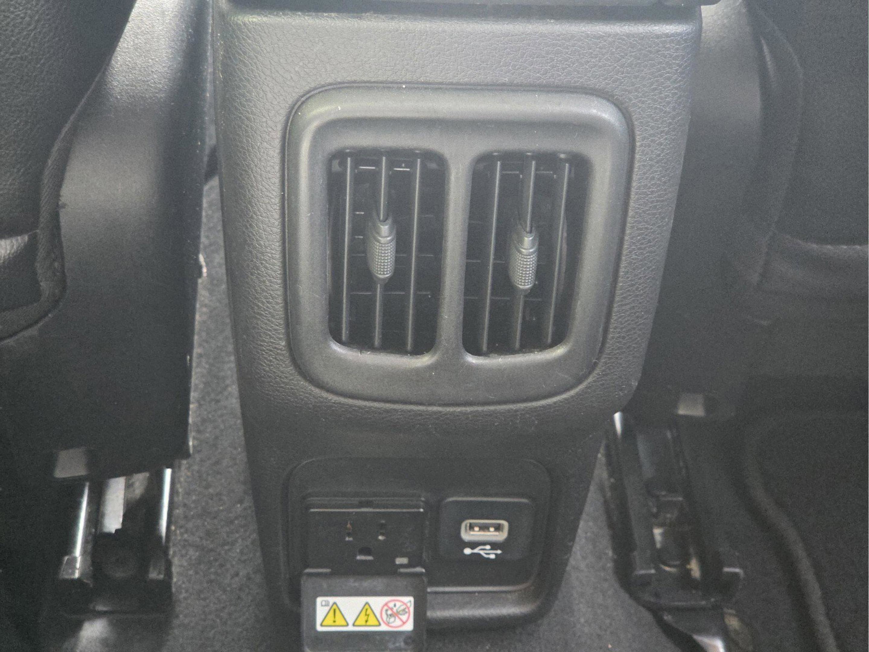 Used 2018 Jeep Compass Latitude w/ Popular Equipment Group FWD image 11