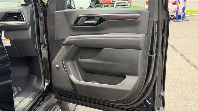 Used 2026 Chevrolet Suburban Premier RWD image 33