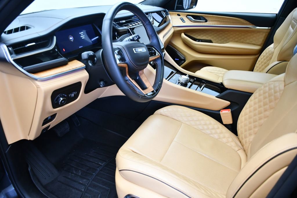 Used 2023 Jeep Grand Cherokee Summit AWD/4WD image 6
