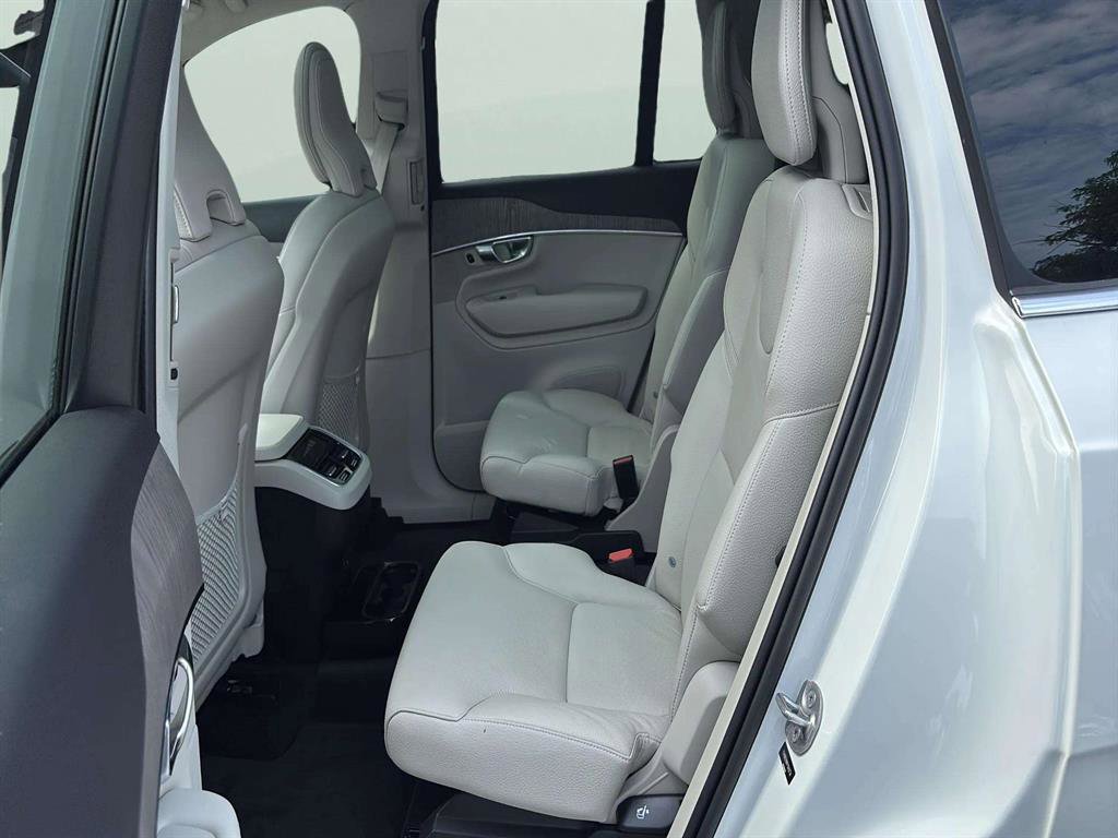 Used 2023 Volvo XC90 B6 Plus image 13
