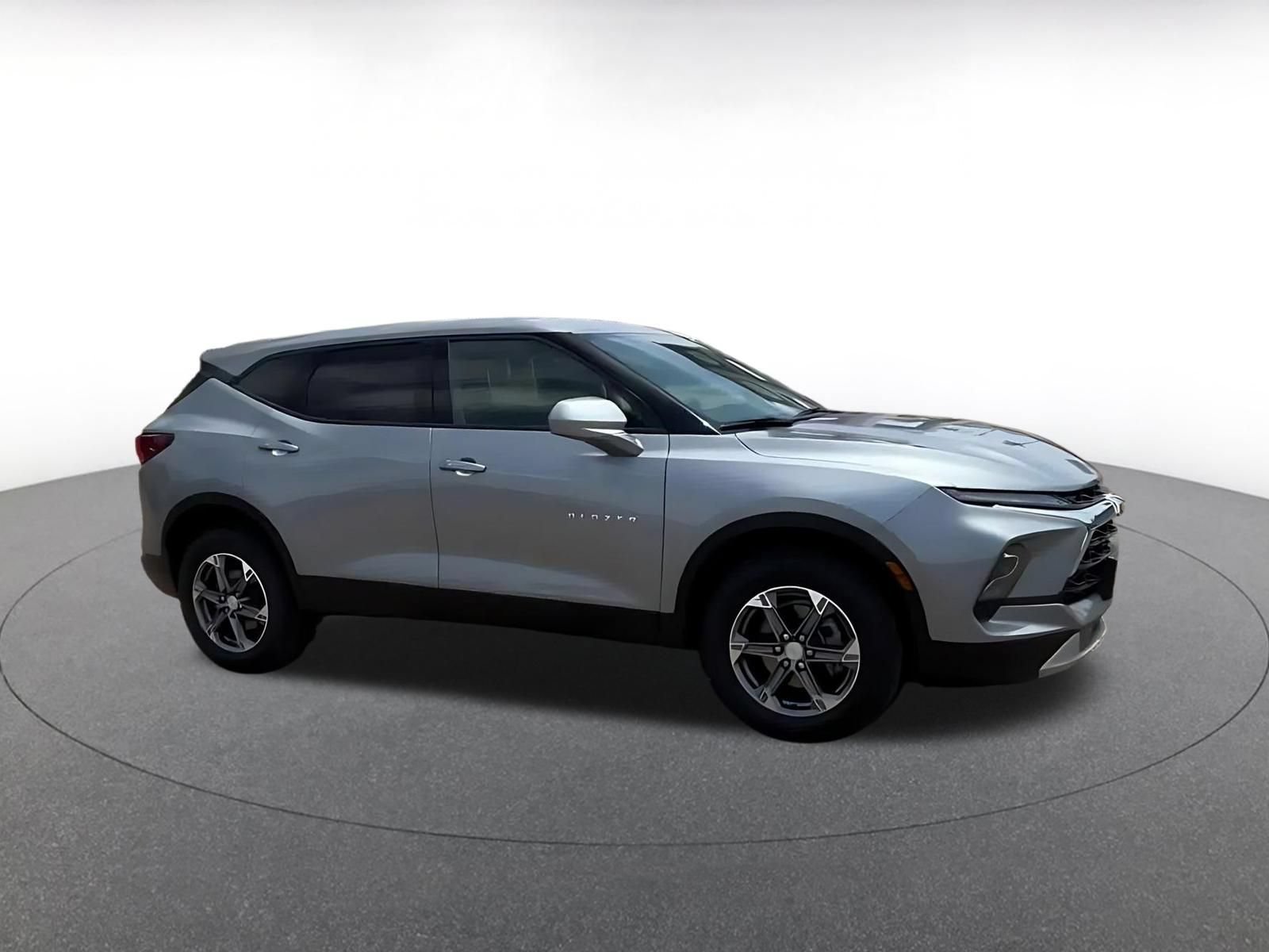 Used 2025 Chevrolet Blazer LT FWD image 2