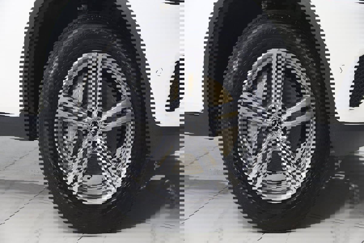 Used 2022 Mercedes-Benz GLC 300 4MATIC w/ Driver Assistance Package image 15