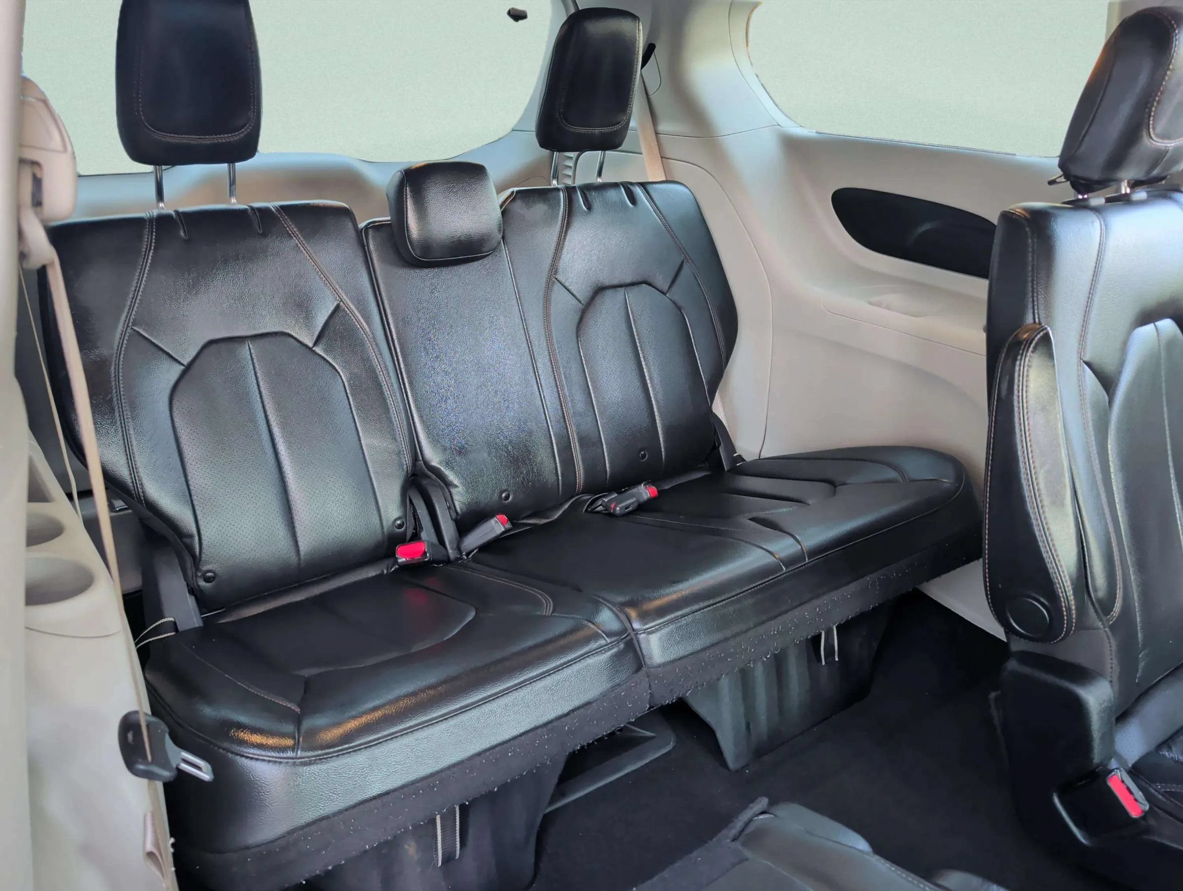 Used 2020 Chrysler Pacifica Touring-L FWD image 33
