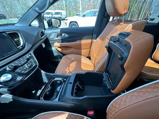 New 2026 Chrysler Pacifica Pinnacle w/ Trailer Tow Group FWD image 24