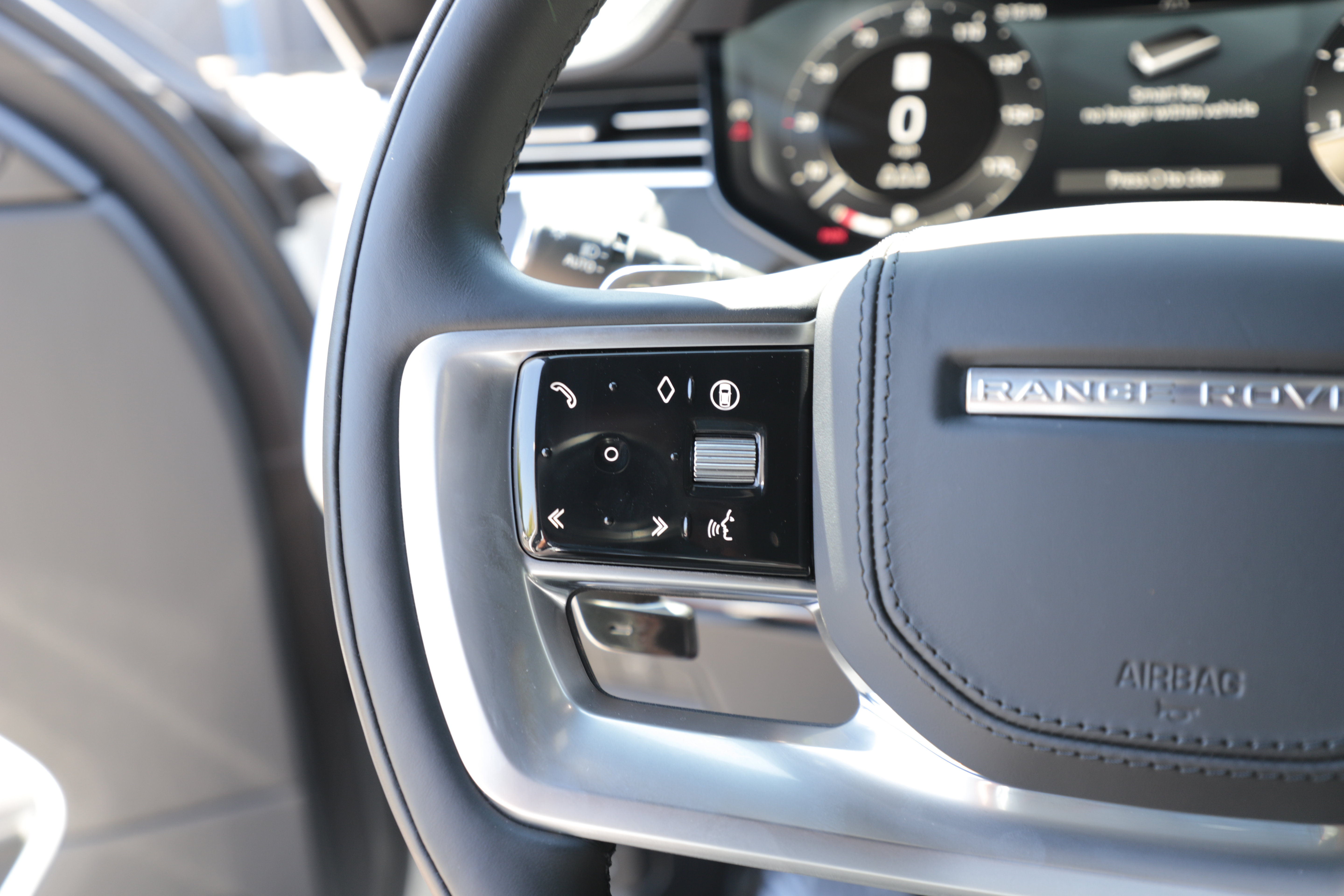 Certified 2025 Land Rover Range Rover SE AWD/4WD image 23