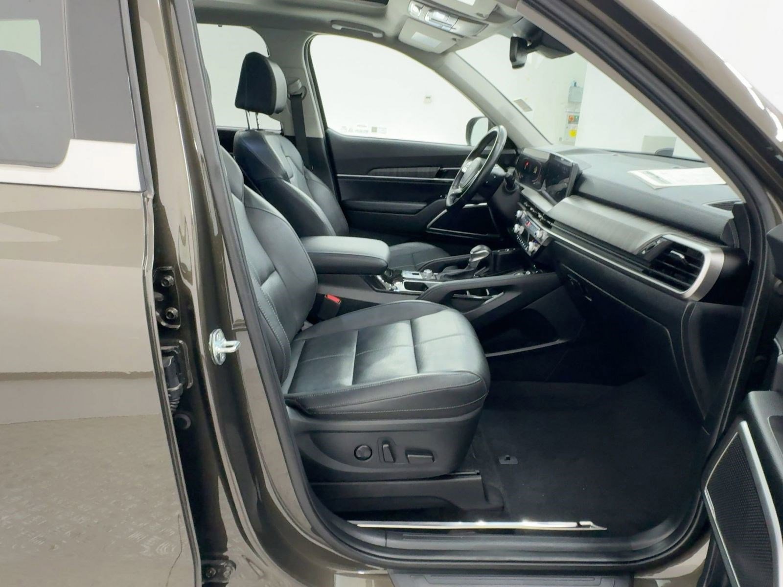 Used 2024 Kia Telluride EX w/ EX Captain's Chair Package image 32