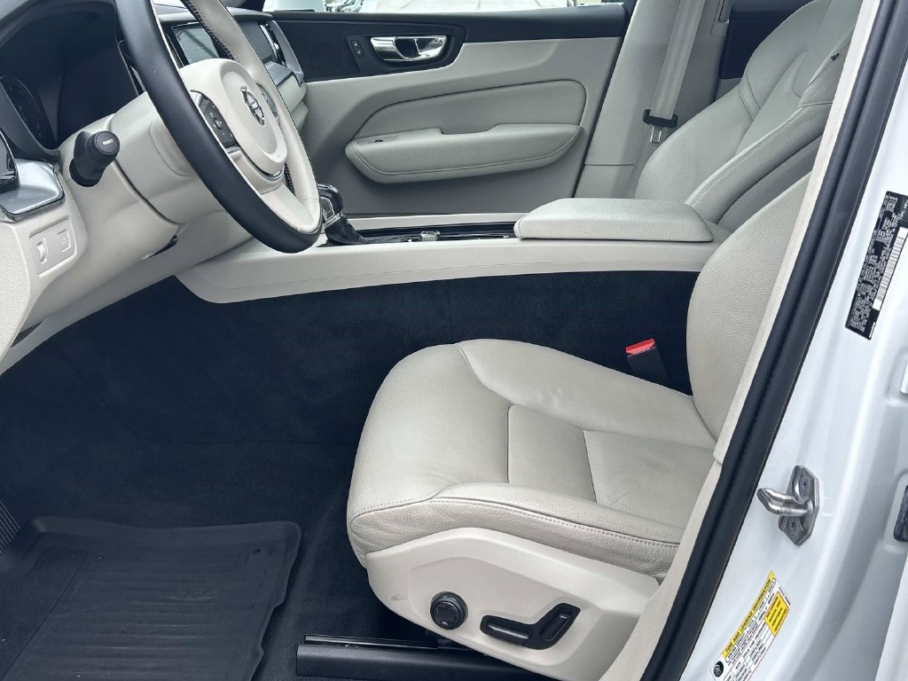 Used 2018 Volvo XC60 T6 Momentum w/ Convenience Package AWD/4WD image 17