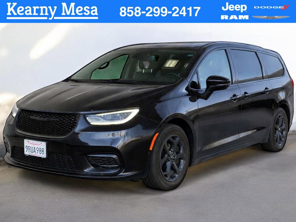 Used 2022 Chrysler Pacifica Limited w/ Uconnect Theater Family Group