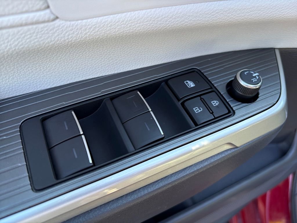 Used 2023 Toyota Sienna XSE image 15