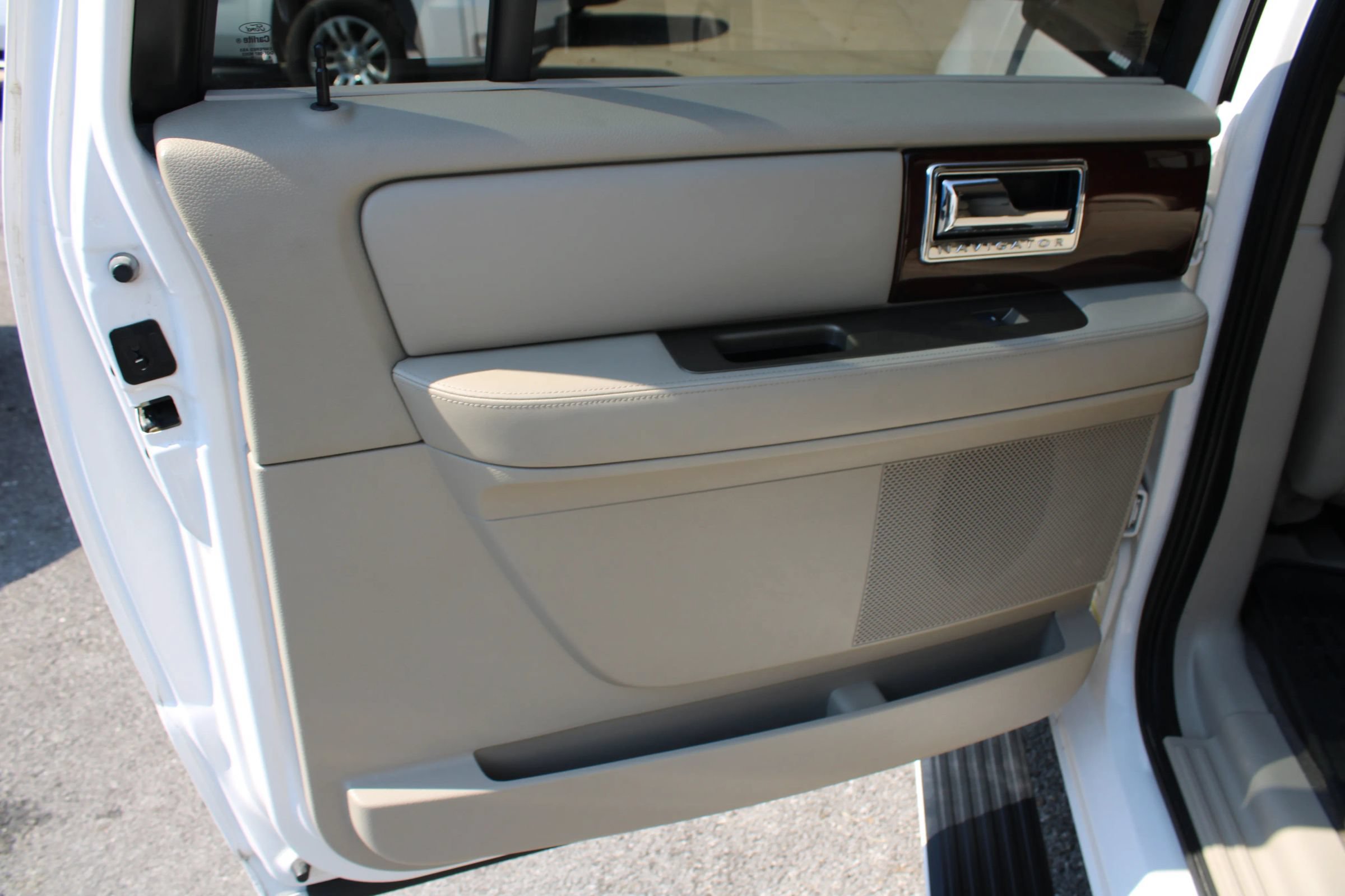 Used 2014 Lincoln Navigator L 4WD image 15