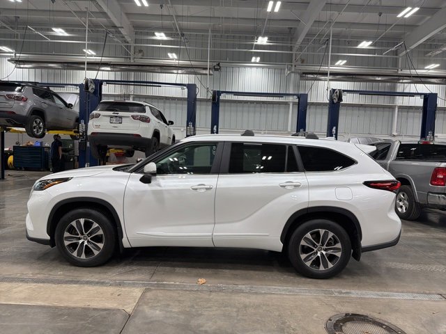 Certified 2024 Toyota Highlander AWD image 4