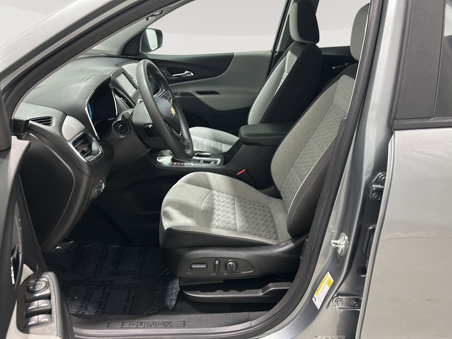 Used 2023 Chevrolet Equinox LS w/ LS Convenience Package FWD image 9