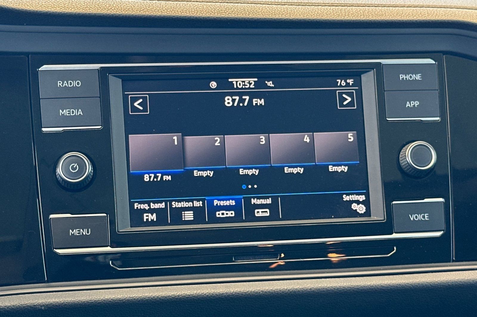 Used 2024 Volkswagen Jetta SE w/ Panoramic Sunroof Package image 17