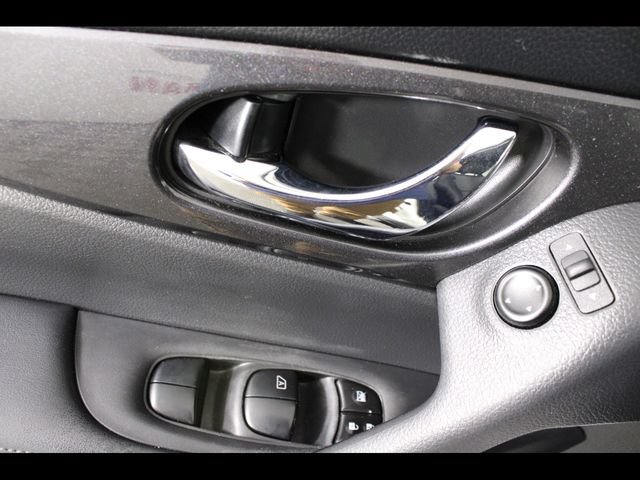 Used 2019 Nissan Rogue SV AWD/4WD image 18