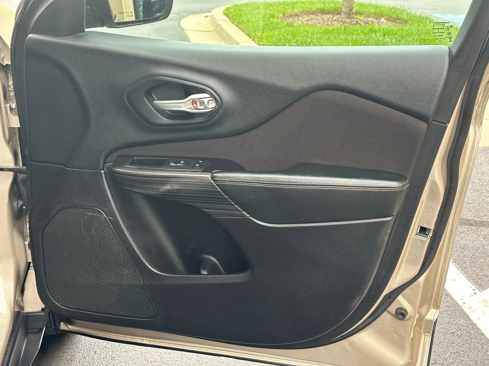 Used 2014 Jeep Cherokee Sport image 26