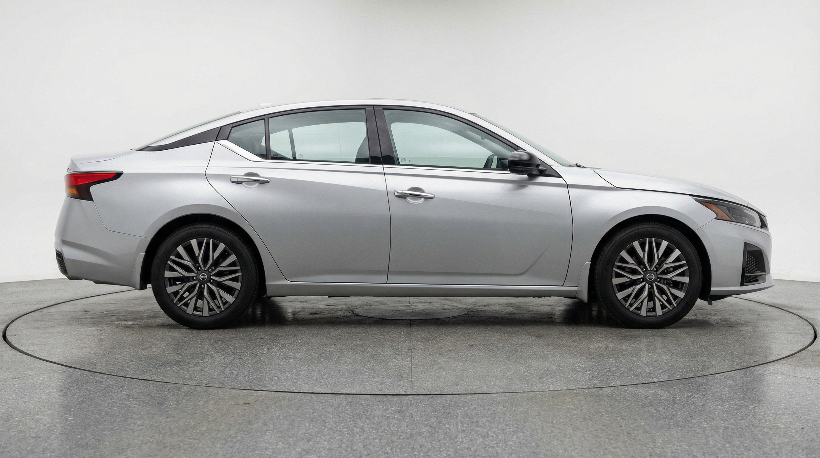Used 2025 Nissan Altima 2.5 SV FWD image 11