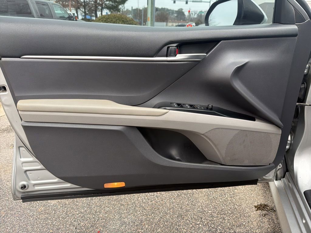 Used 2019 Toyota Camry LE image 11