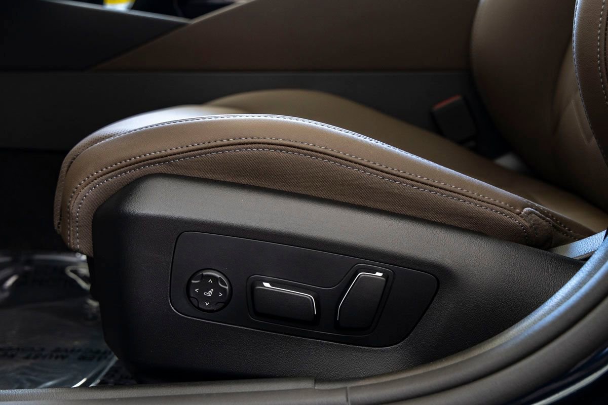 New 2026 BMW 550e xDrive w/ Premium Package AWD/4WD image 16