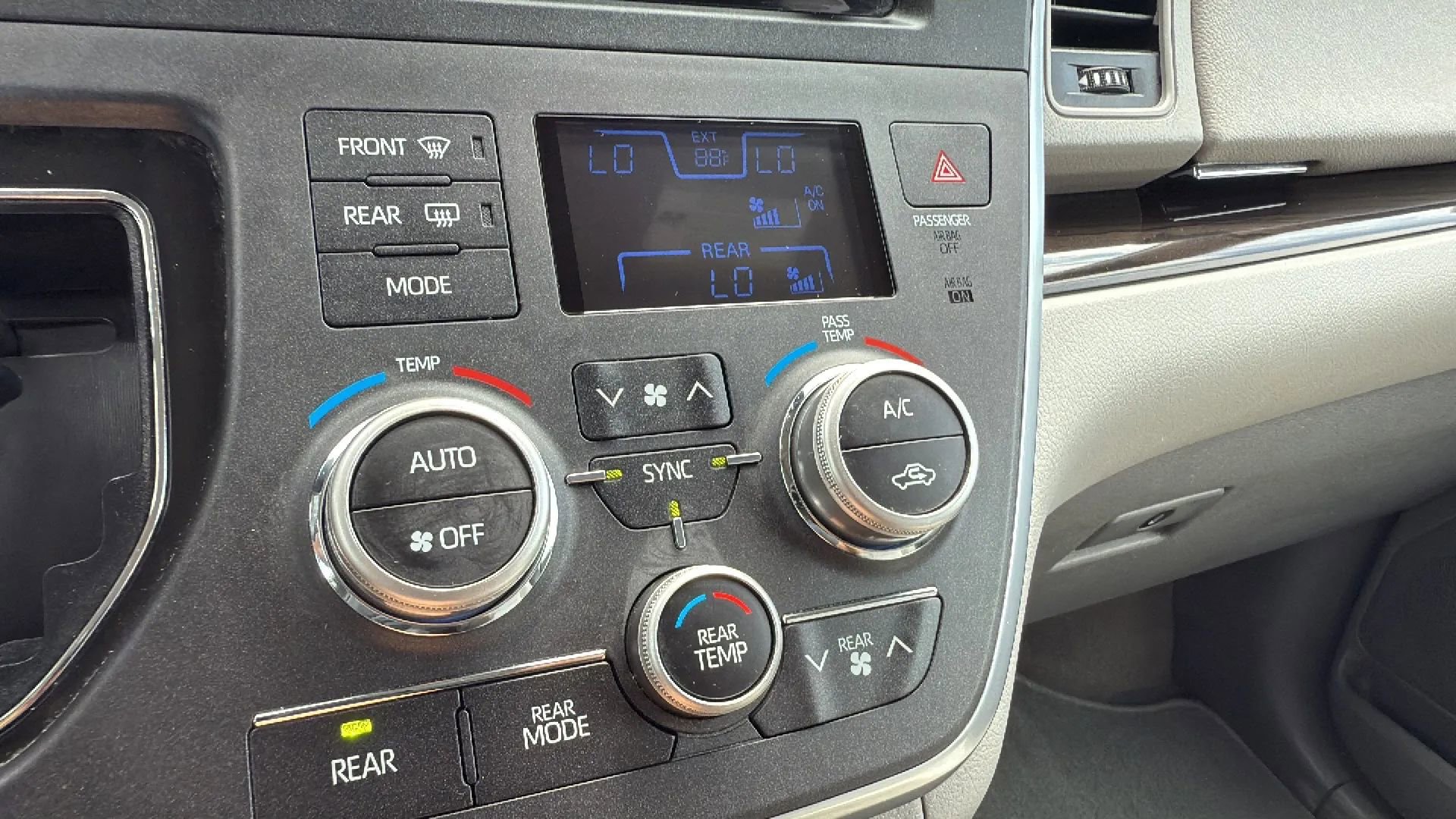 Used 2019 Toyota Sienna XLE image 27