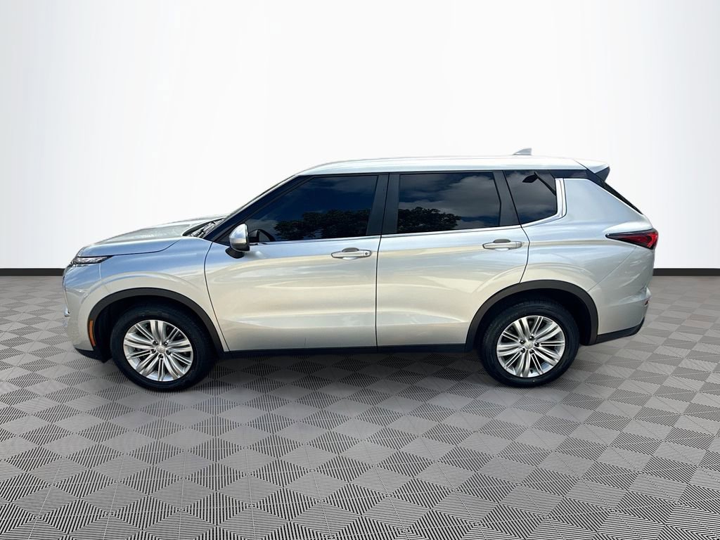 Used 2024 Mitsubishi Outlander ES image 5