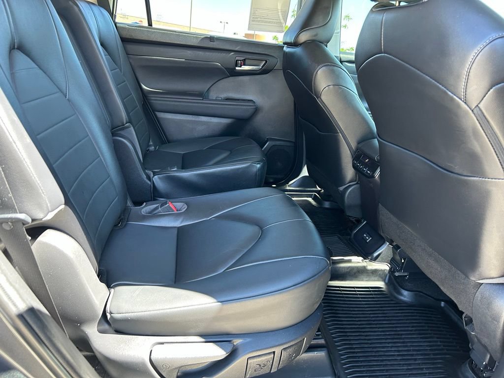 Used 2023 Toyota Highlander XLE FWD image 28