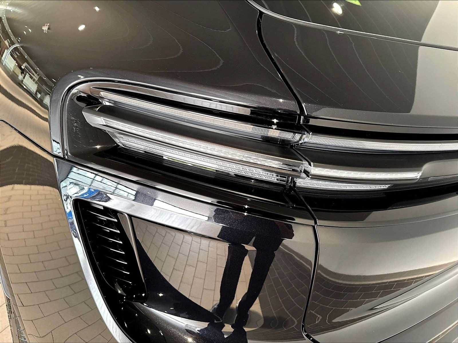 New 2026 Porsche Macan Turbo Electric AWD/4WD image 31