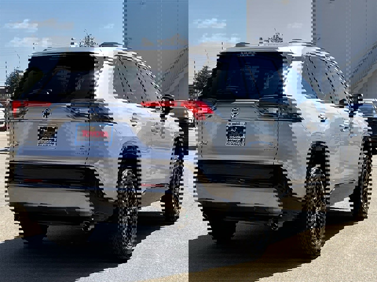 Used 2024 Toyota RAV4 SE image 4