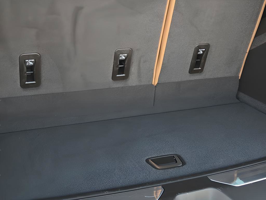 Used 2025 Cadillac Escalade Premium Luxury RWD image 10