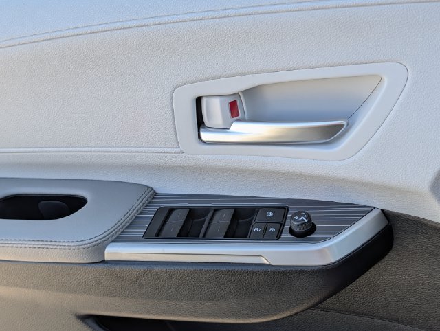 Used 2025 Toyota Sienna XLE FWD image 24