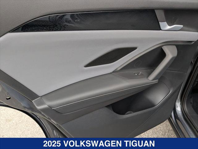 New 2025 Volkswagen Tiguan SE AWD/4WD image 16