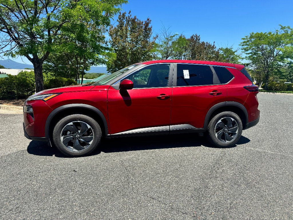 Used 2025 Nissan Rogue SV AWD/4WD image 2